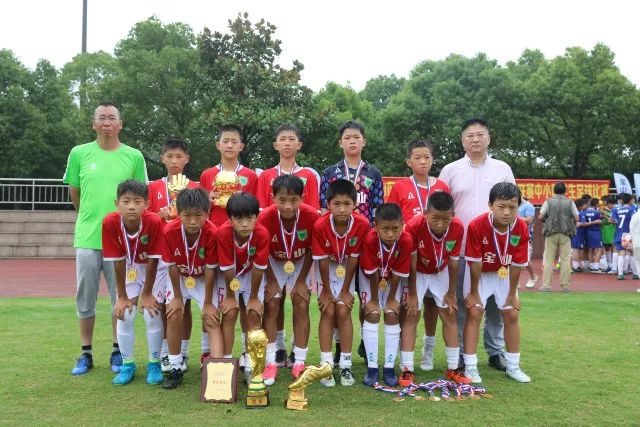 球迷怒斥阿洛伊西！横幅揭露不满情绪